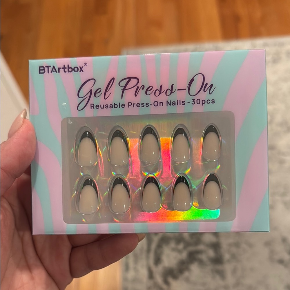 Gel Press-On Nails - Black and Cream